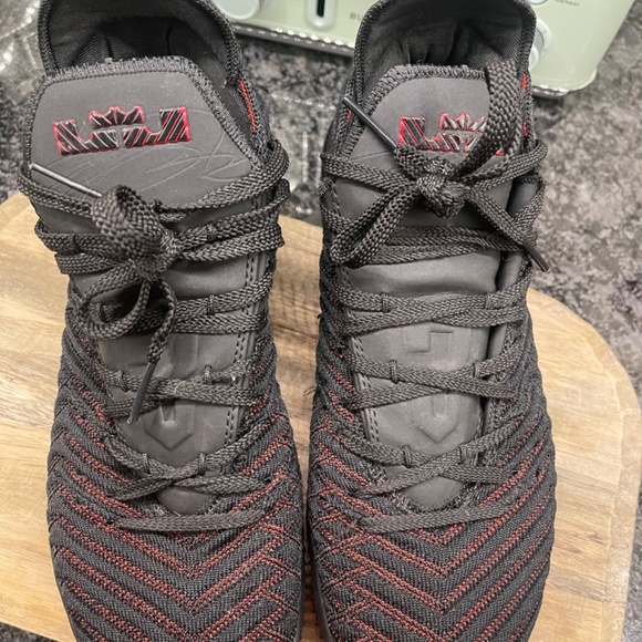 Athletic_Shoes
